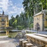 Hellbrunner Wasserspiele und Schlossweiher mit Fürstentisch in Salzburg