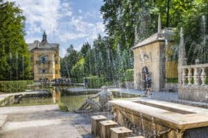 Hellbrunner Wasserspiele und Schlossweiher mit Fürstentisch in Salzburg