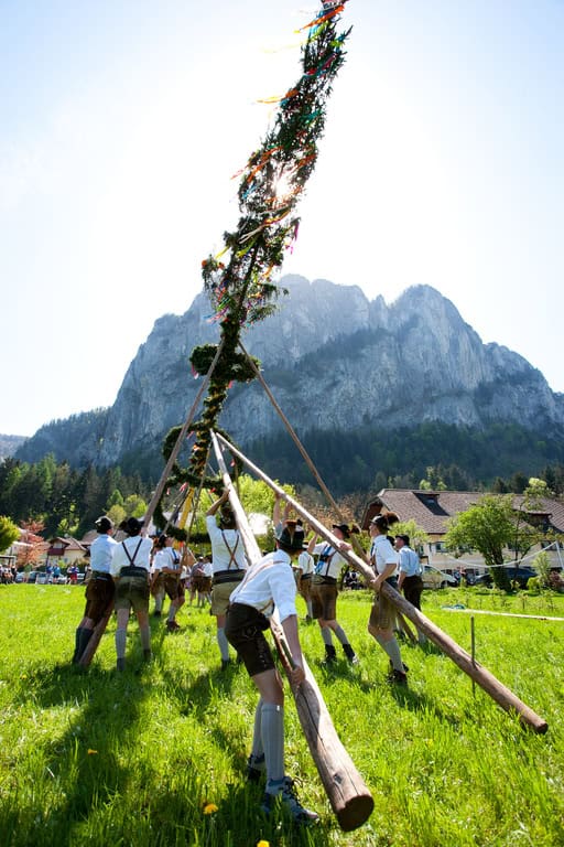 Maibaumsetzen in St. Lorenz am Mondsee im Salzkammergut Copyright: Österreich Werbung, Fotograf: Wolfgang Weinhäupl