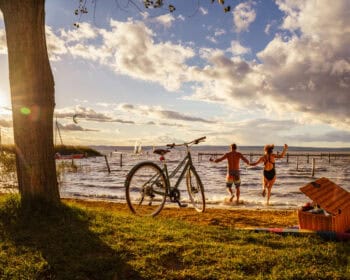 Zwei Radfahrer im Neusiedler See bei Podersdorf