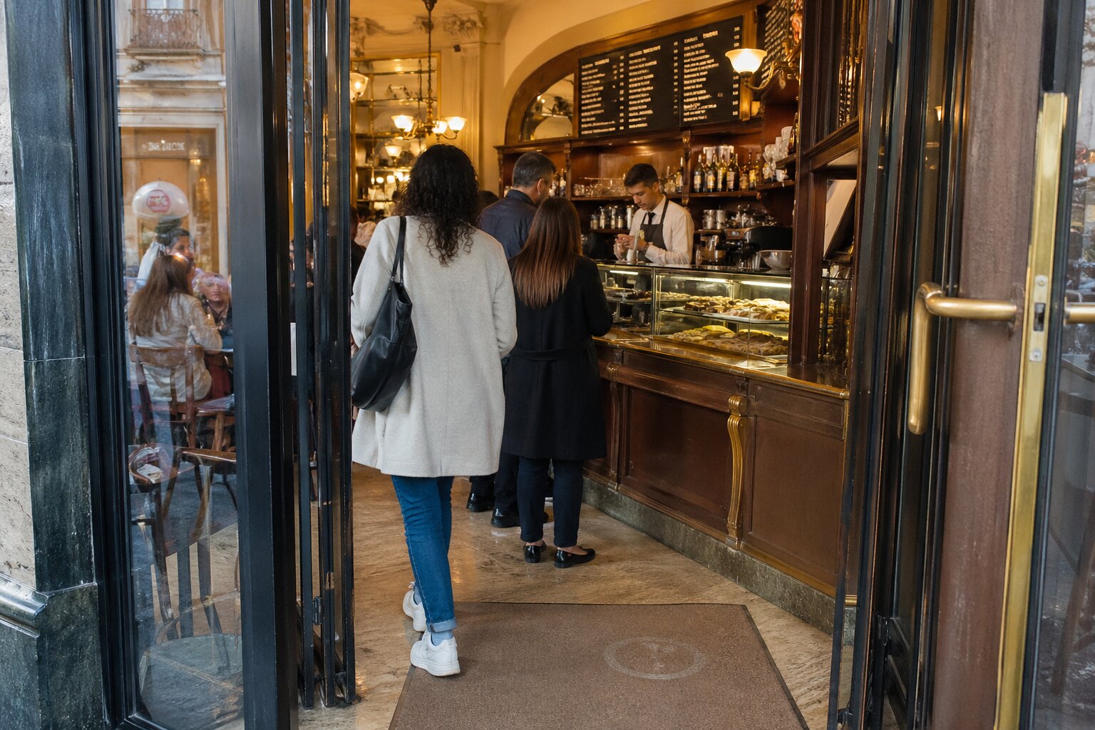 Eingang eines Wiener Kaffeehauses – zurückhaltende, klassische Atmosphäre