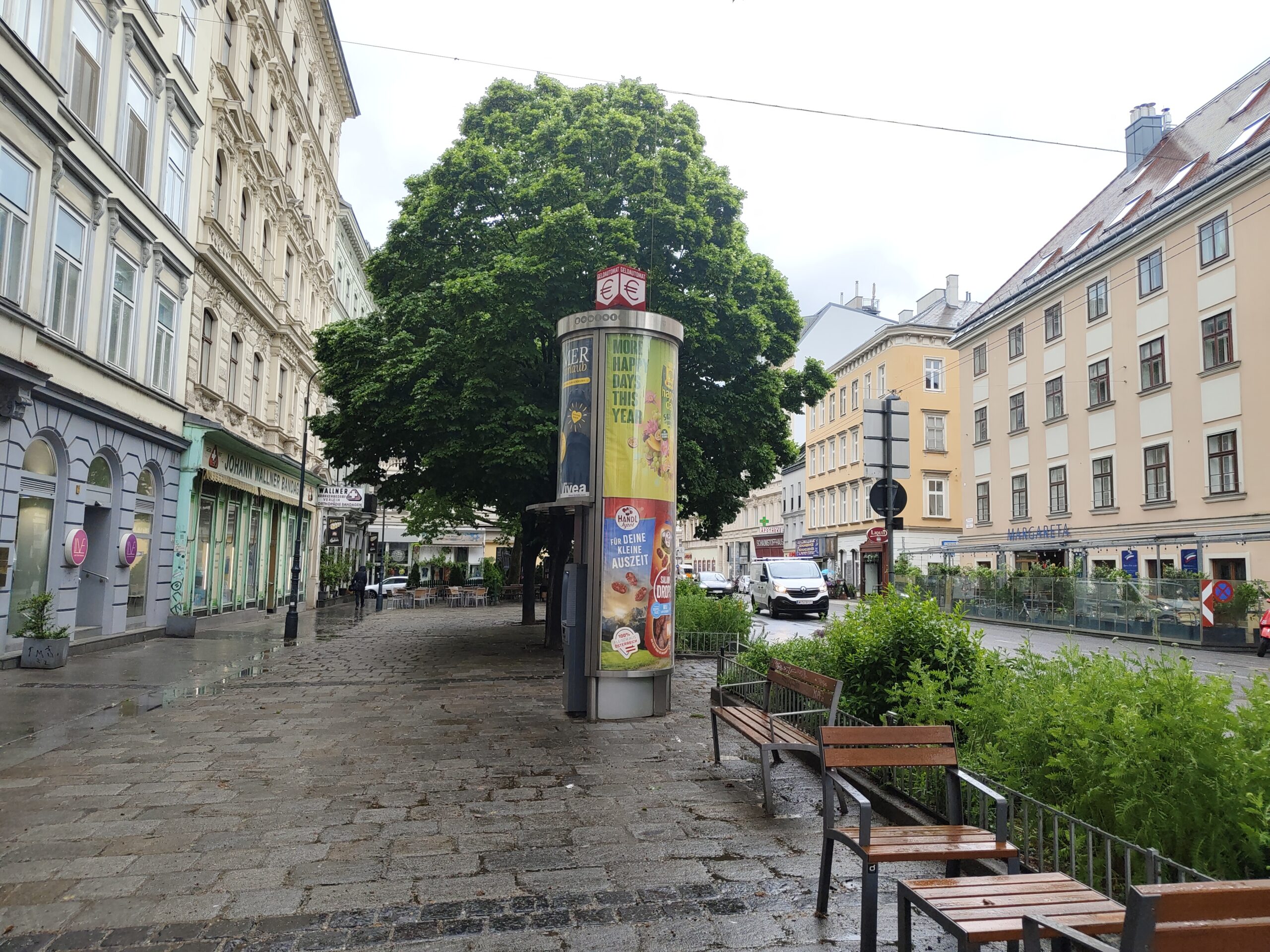 Alltagsszene Wien Geldautomat